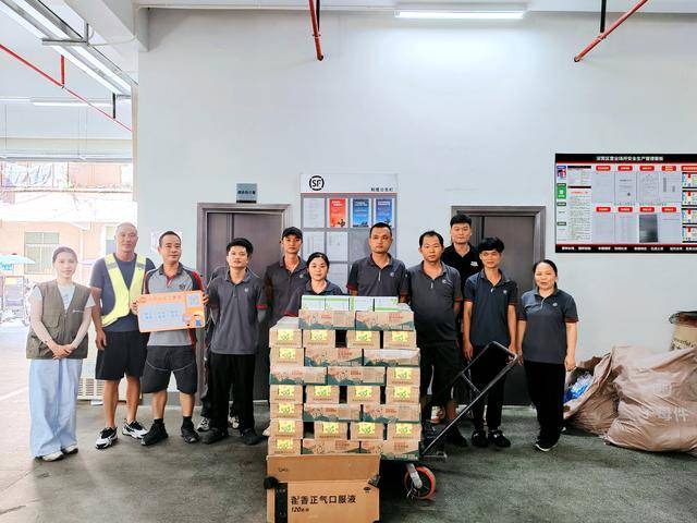 “清凉礼包”直达一线!马峦街道坪环社区开展高温慰问活动